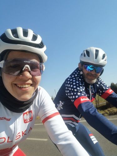 Polka poza startami na szosie zajmuje się także e-sportem. Jest reprezentantką Polski w kolarstwie na platformie Zwift i ściga się wirtualnie z innymi zawodniczkami