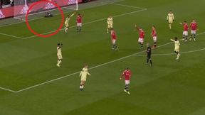 Kuriozalny gol w hicie Premier League. Bramkarz na ziemi, piłka w sieci