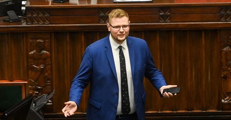 Woś i prokuratura, czyli "gra w kotka i myszkę". Policja ma dostarczyć kolejne wezwanie