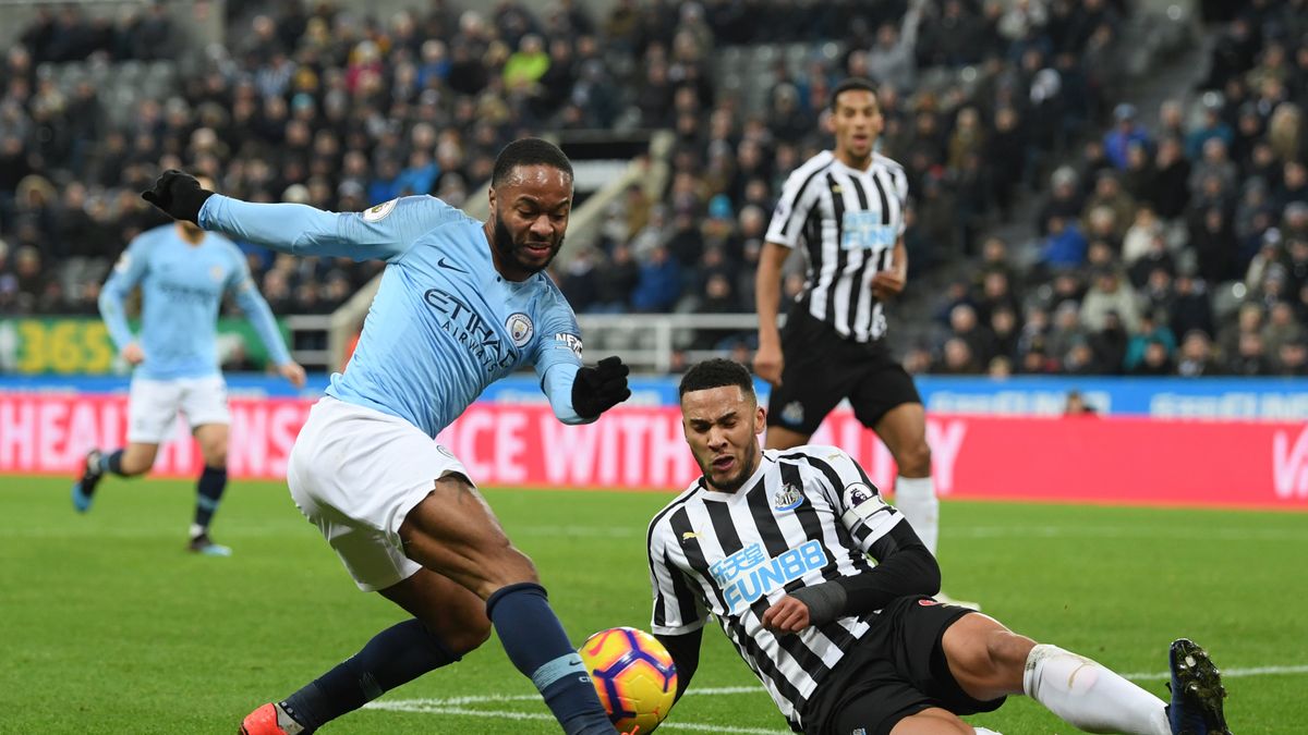 Getty Images / Stu Forster / Na zdjęciu: Raheem Sterling (z lewej) i Jamal Lascelles (z prawej)