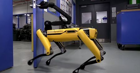 Pomagające sobie roboty, czyli nowy film od Boston Dynamics
