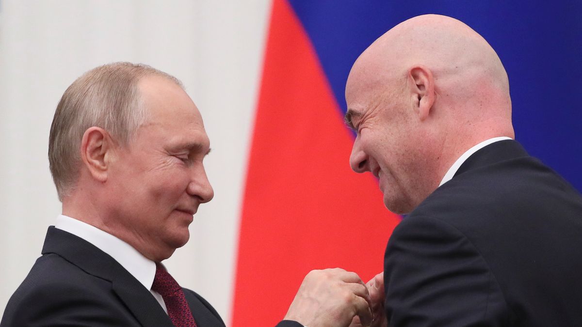 Władimir Putin (z lewej) i Gianni Infantino (z prawej)