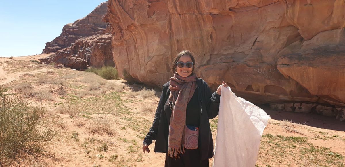 Mayra Wojciechowicz, aktywistka działająca na rzecz ochrony środowiska podczas akcji sprzątania pustyni w Jordanii