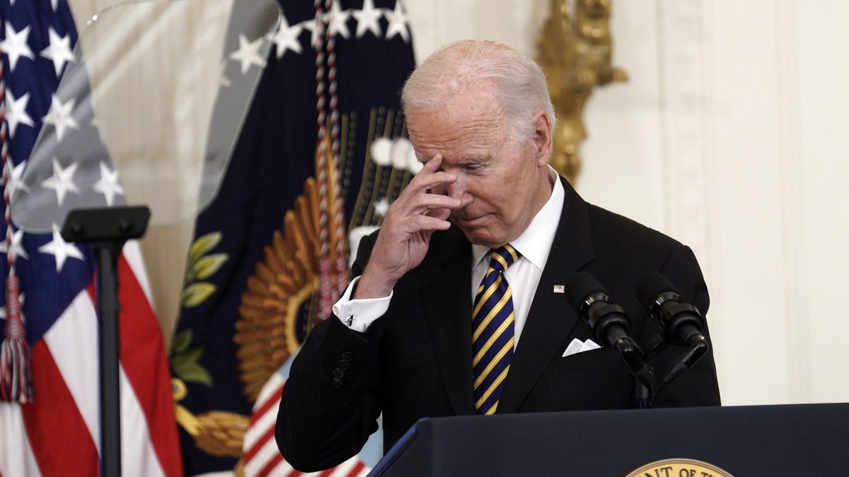 U.S. President Joe Biden crosses himself at an event for national and state teachers of the year, in the East Room of the White House in Washington, DC, USA, 27 April 2022. US President Joe Biden and First Lady Jill Biden hosted the Council of Chief State School Officers' 2022 National and State Teachers of the Year. EPA/MICHAEL REYNOLDS Dostawca: PAP/EPA.