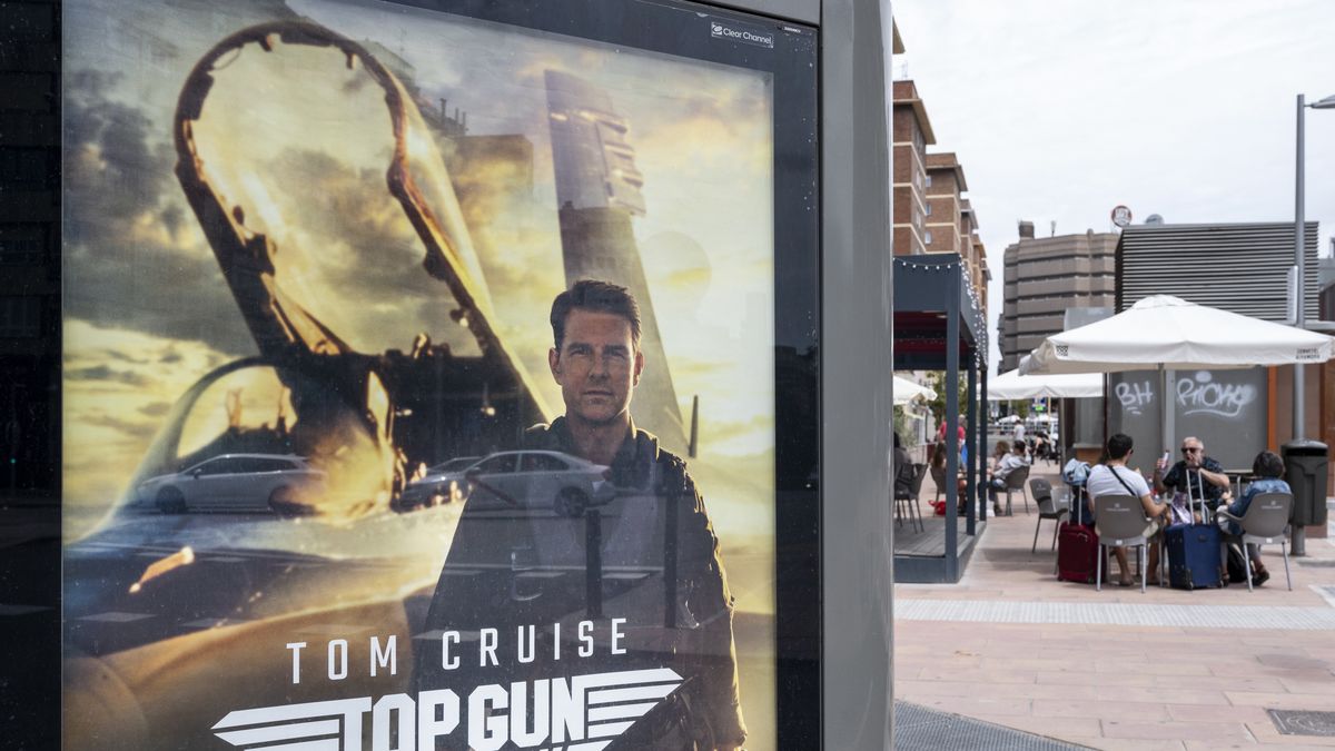 Na zdjęciu plakat filmu "Top Gun: Maverick" na przystanku