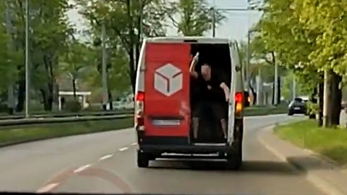Mężczyzna zaczął wymachiwać czymś przez drzwi furgonetki