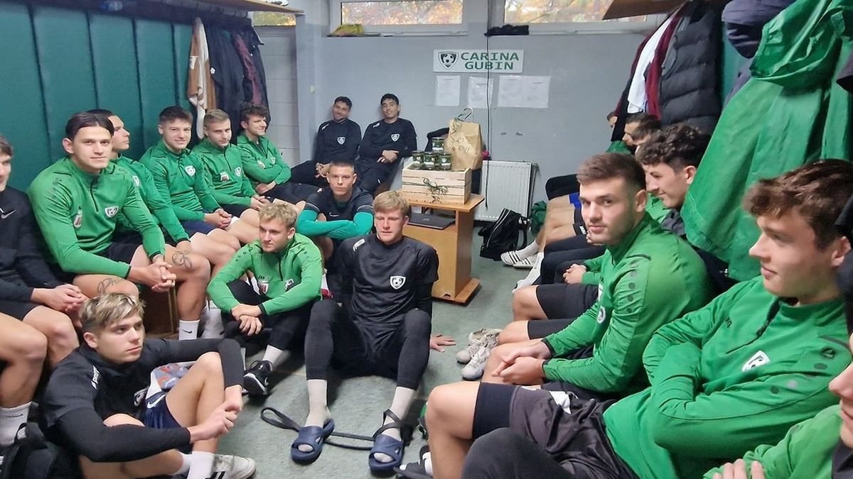 Piłkarze Cariny Gubin w szatni
