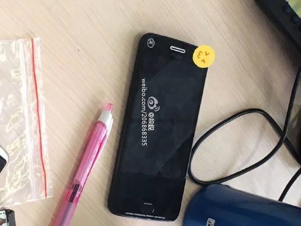 Moto M pozuje do zdjęć. Nijak nie przypomina innych modeli Lenovo Moto 4