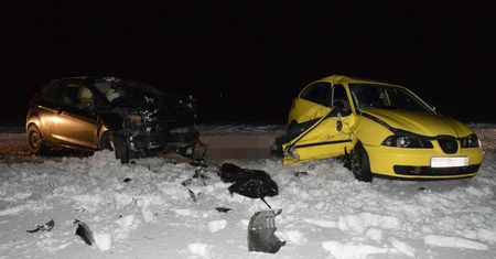 Seat wpadł w poślizg na śliskiej jezdni, zderzył się z fordem. Nie żyje 26-letnia pasażerka, dwie osoby w szpitalu
