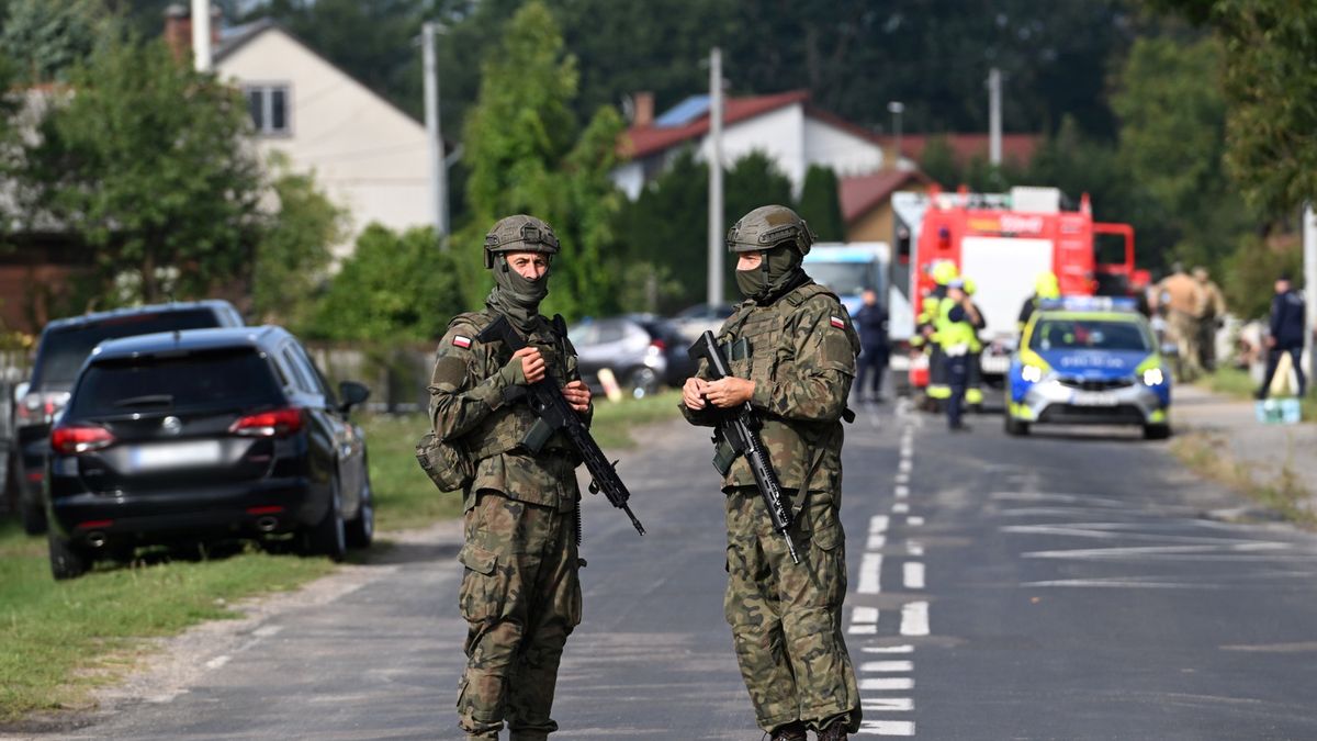  Służby w miejscu uderzenia drona w miejscowości Wyryki