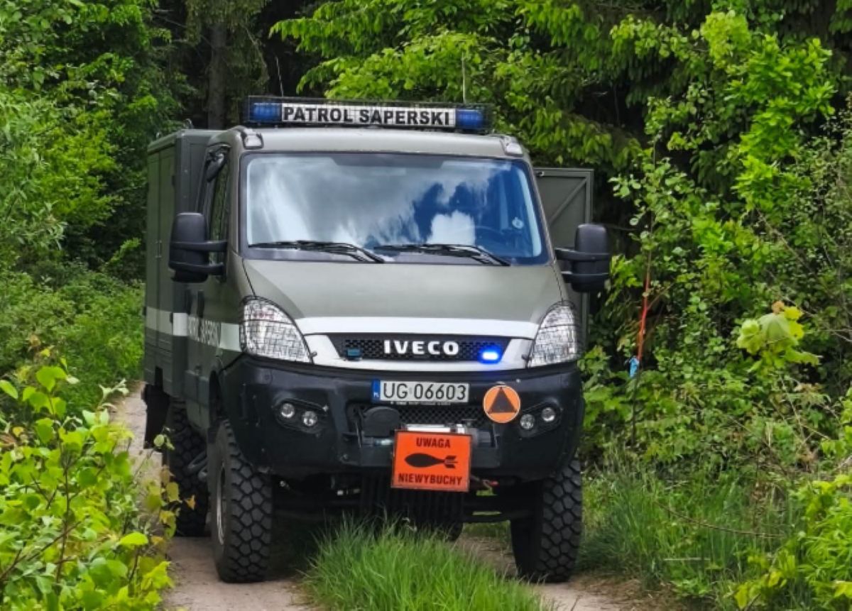 Niebezpieczne znalezisko w lesie. Na miejsce od razu wezwano służby
