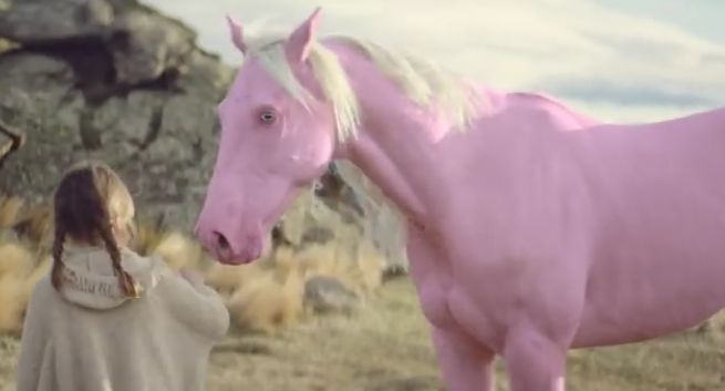 Różowy koń z dziecięcej wyobraźni w reklamie Hondy CR-V (wideo)