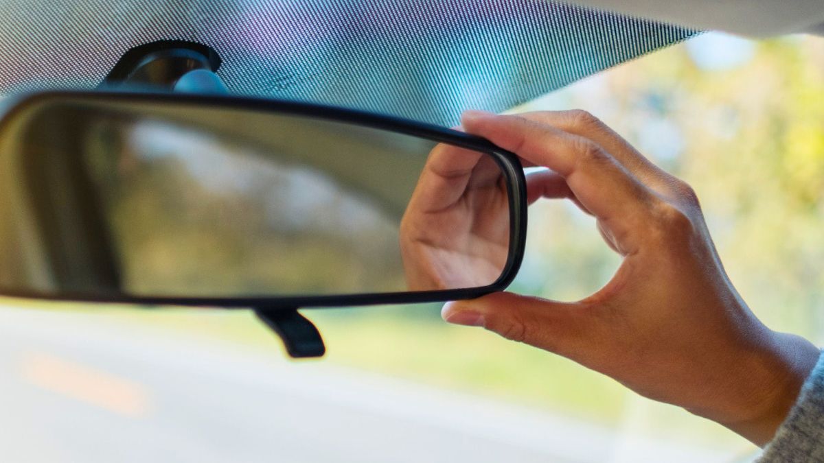 Kobieta poprawia lusterko w aucie