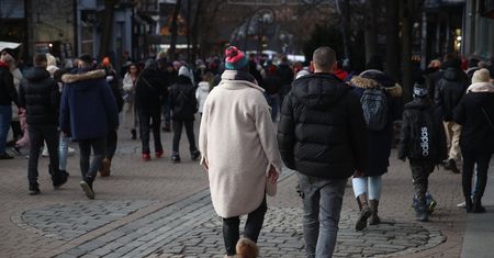 Przebierańcy i romskie kapele na Krupówkach. "Już pięć gitar zgubili"