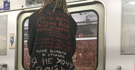 Zdjęcie z rosyjskiego metra. Wymowny napis