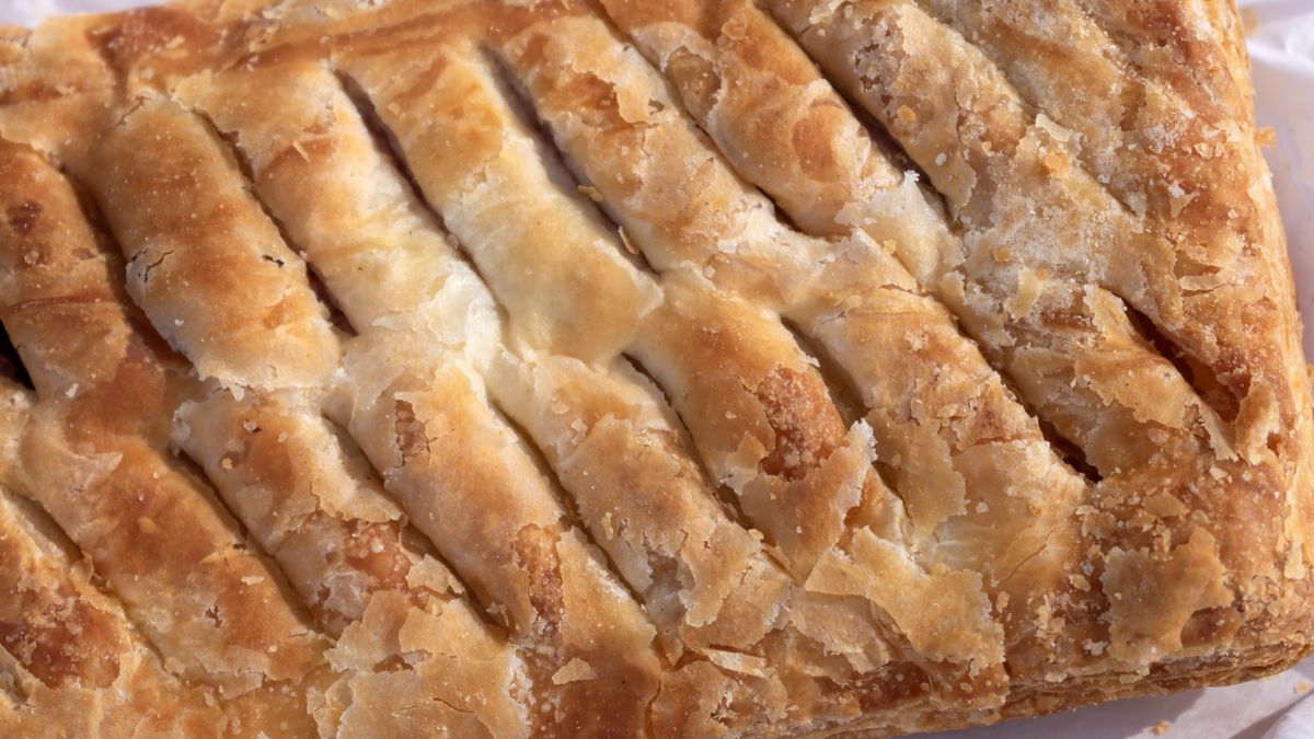 French pastry with fruit filling from the supermarket
French pastry with fruit filling from the supermarket, close up
Dariusz Banaszuk
eatery, isolated, dried, cereal, healthy, cream, white, market, french, browned, egg, sweet, pastry, filled