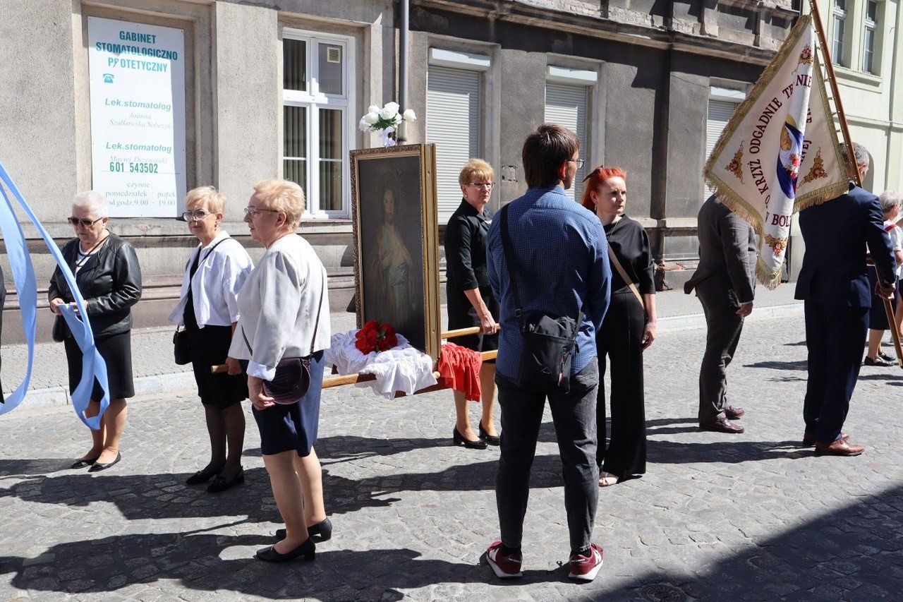 Tłumy wiernych przeszły ulicami Leszna w procesji Bożego Ciała
