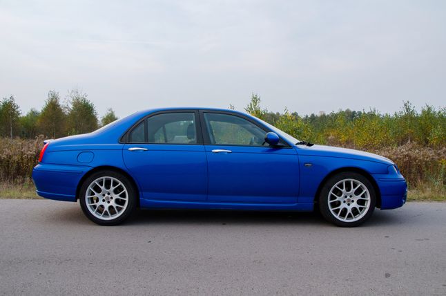 MG ZT jest moim zdaniem dużo ładniejszy, wciąż elegancki, ale też sportowy. Kusi jego sylwetka, ale pamiętajcie, że powinien być tańszy od Rovera 75, bo trudniej o części zamienne. Wiem, bo miałem ten egzemplarz.