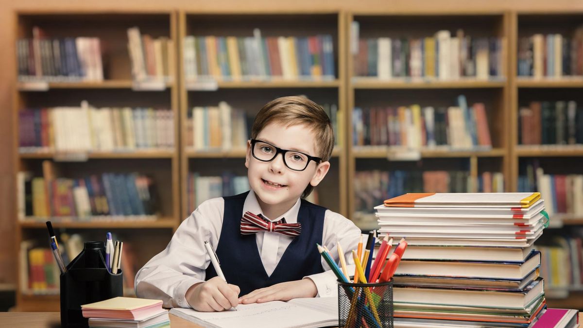 Mały elegant powinien być ubrany na rozpoczęcie roku szkolnego w koszulę