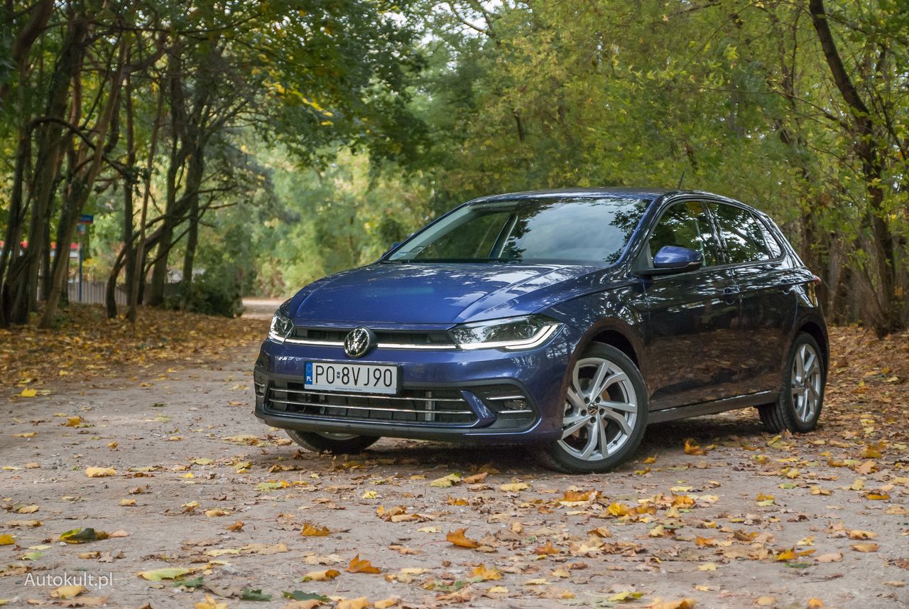 Nowe Polo otrzymało kosmetyczne poprawki, m.in listwę świetlna ciągnącą się przez całą szerokość auta