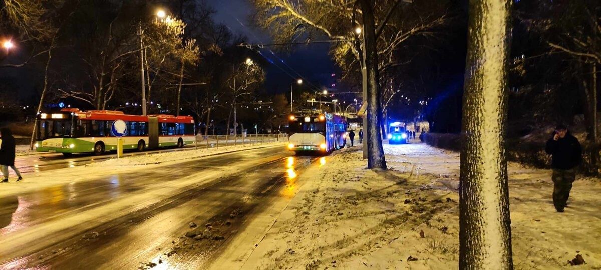 Zderzenie pięciu pojazdów, w tym autobusu i karetki, na al. Andersa