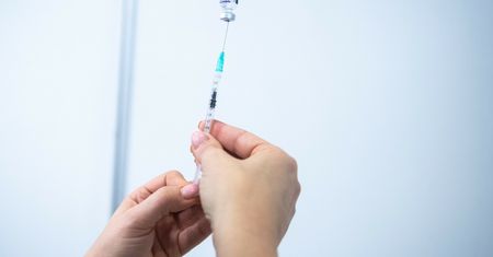 Zaszczepił się na COVID-19 co najmniej 87 razy. Odpowie przed sądem?