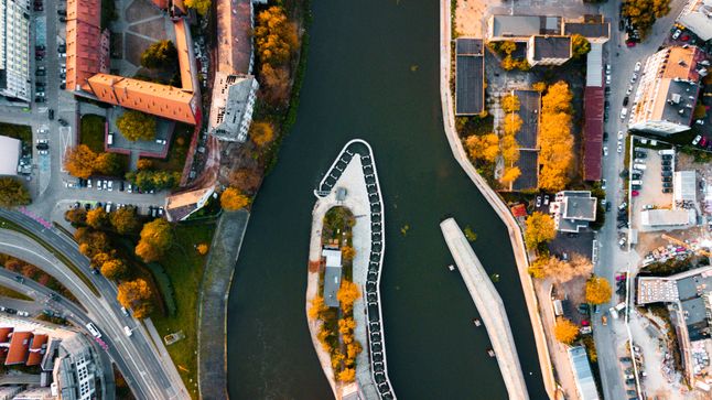 Autorzy "Wysokiego Śląska" przed każdą podróżą sprawdzają, co ciekawego mogą zobaczyć na trasie, jakie zabytki i atrakcje turystyczne są w pobliżu. Mają też pewne sprawdzone tematy, jak łódki pływające po odrze, miejska architektura czy kręte drogi pośrodku lasu.