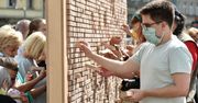 Poznań. Na placu Wolności stanął "Znikający mur"