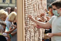 Poznań. Na placu Wolności stanął "Znikający mur"