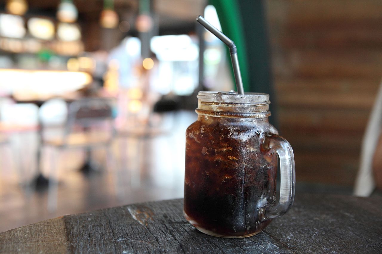 Ten napój to hit! Zrób w domu coca-colę w kilka minut