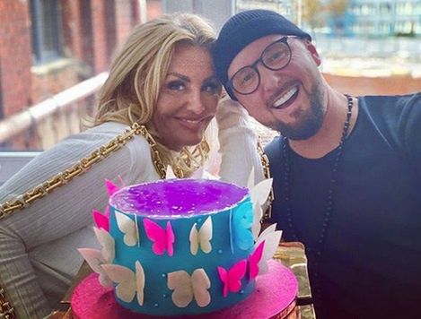 Dagmara Kaźmierska wymienia czułości z Piotrem Wąsińskim, producentem i reżyserem show "Królowe życia"