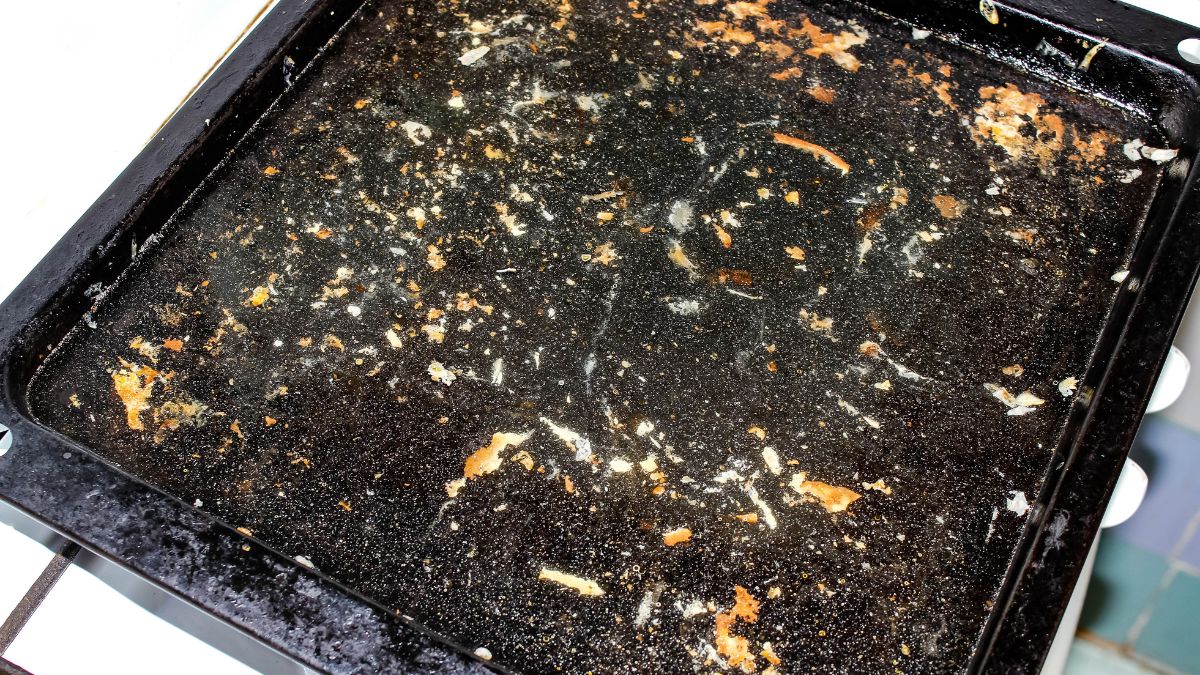 Posyp tym blachę i zalej wrzątkiem. Będzie jak nowa.