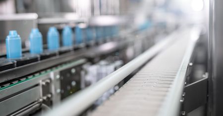 Kierownik fabryki zmusił je do rozebrania się. Powód? Trudno uwierzyć