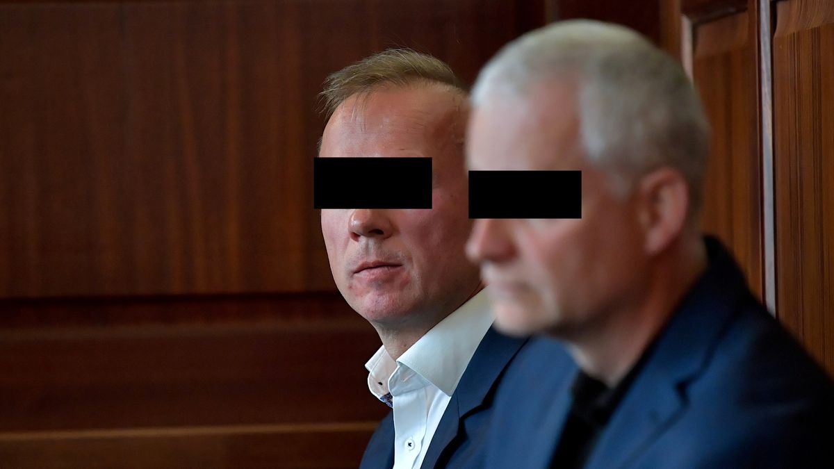 Jerzy G., Piotr B.
Wroc�aw, 17.05.2023. Oskar�eni Piotr B. (P) i Jerzy G. (L) na sali S�du Okr�gowego we Wroc�awiu, 17 bm. S�d ma wyda� wyrok w procesie dotycz�cym oszust�w na szkod� PCK. (aldg) PAP/Sebastian Borowski
  *** UWAGA!!! ZAKAZ PUBLIKACJI WIZERUNKU I DANYCH OSOBOWYCH OSKAR�ONEGO! ***
Sebastian Borowski
afera, czerwony krzy�, oszust�w, oszustw, PCK, polski, Polski Czerwony Krzy�, sala rozpraw, S�d Okr�gowy