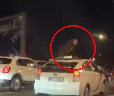 Nagle wskoczył na jadące auto. Przerażający widok z warszawskiej Woli