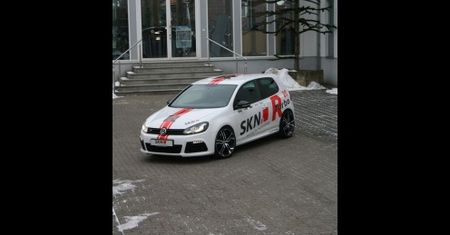 Bat na Porsche Cayman – SKN Golf R20 Turbo Stufe 3 (2010)