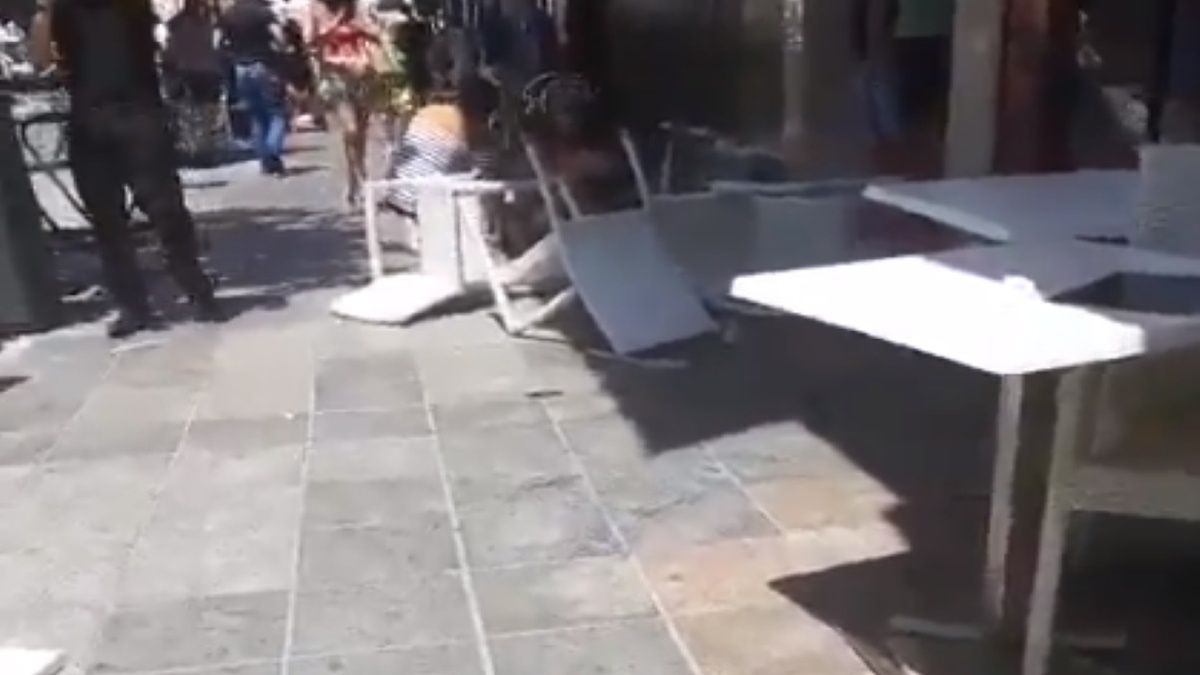 W osoby siedzące w restauracyjnym ogródku wjechał samochód. Policja i ratownicy medyczni zjawili się na miejscu zdarzenia 