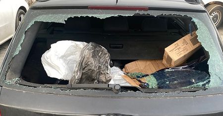 Wybił szybę i usnął w aucie. Wandal w rękach policji