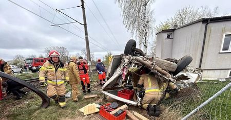Tragiczny wypadek na przejeździe kolejowym. Bus rozerwany przez pociąg