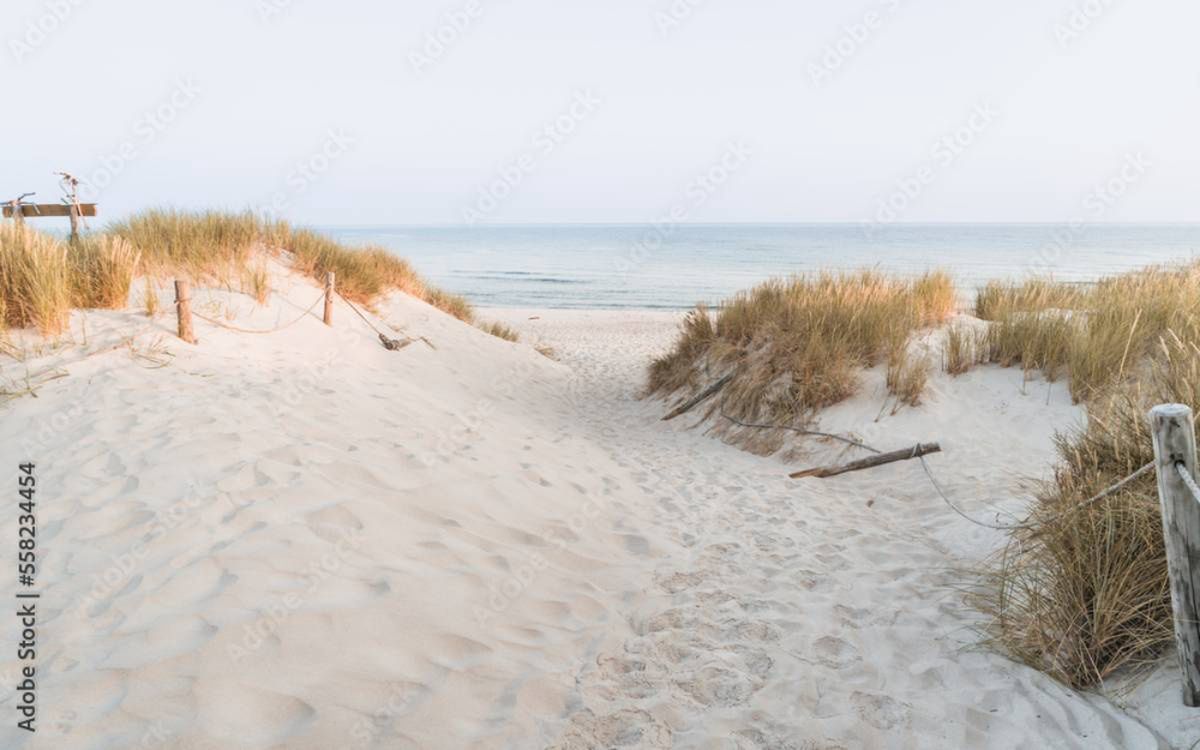 Rajska plaża nad Bałtykiem ukryta przed tłumami. Najpiękniejsze miejsce nad morzem? Wiedzą o nie nieliczni. Tu spotkasz gwiazdy i celebrytów