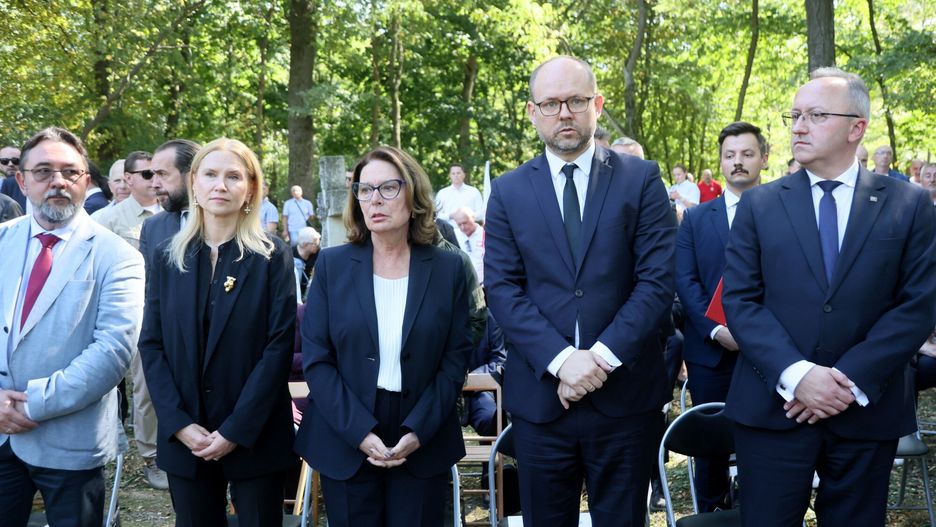 Pogrzeb ofiar zbrodni wołyńskiej. Odczytano list od Nawrockiego