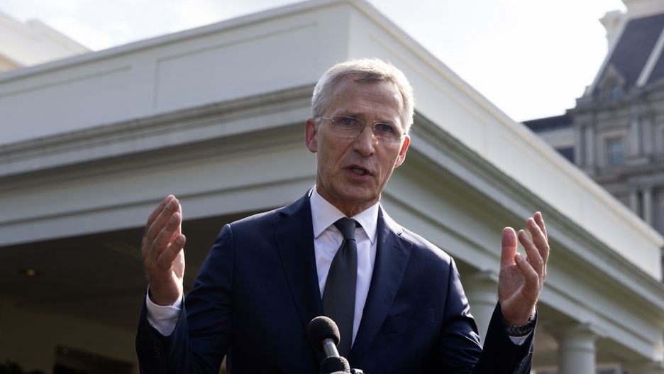 NATO Secretary General Jens Stoltenberg visits the White House
epa11419015 NATO Secretary General Jens Stoltenberg speaks to members of the news media outside the West Wing of the White House following a meeting in the Oval Office with US President Joe Biden (Not Pictured) in Washington, DC, USA, 17 June 2024. US President Joe Biden met with NATO Secretary General Jens Stoltenberg to discuss the ongoing situation in Ukraine and other regional security issues. The 75th anniversary of the NATO alliance will be celebrated at the next NATO Summit, which will be held in Washington, DC, 09-11 July, 2024.  EPA/MICHAEL REYNOLDS 
Dostawca: PAP/EPA.
MICHAEL REYNOLDS