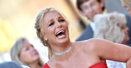 Britney Spears topless. Piersi zasłoniła dłońmi