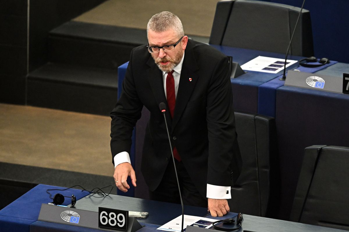 parlament europejski, ukraina, sankcje, wojna w Ukrainie Grzegorz Braun dał popis w Parlamencie Europejskim. Rozległ się okrzyk złodzieje