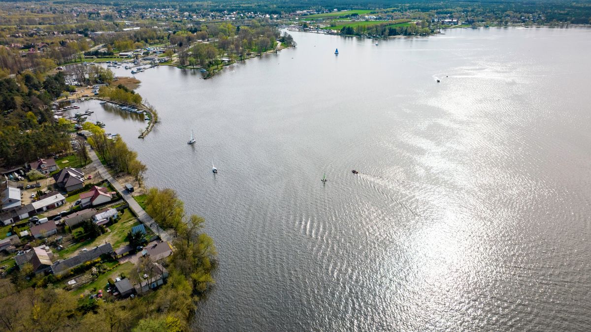 Teren nad jeziorem zmienia się nie do poznania 