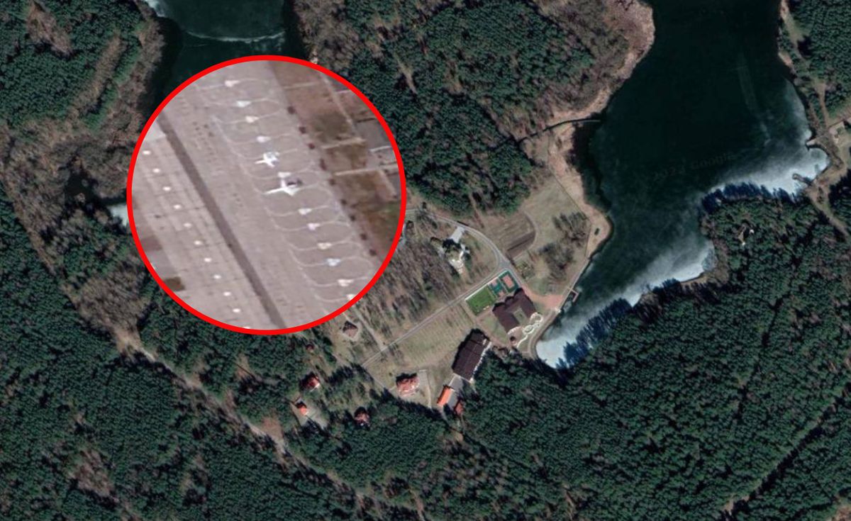 Zdjęcie satelitarne lotniska w Maczuliszczach wraz z dwoma samolotami (w kółku) oraz rezydencja Alaksandra Łukaszenki nad tzw. Morzem Mińskim. To tam mogło dojść do spotkania Prigożyna z białoruskim dyktatorem