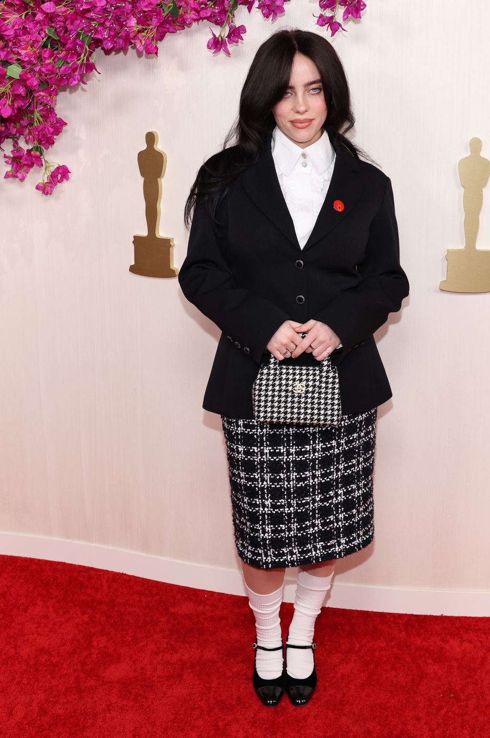 Billie Eilish wprowadza białe skarpety na salony 