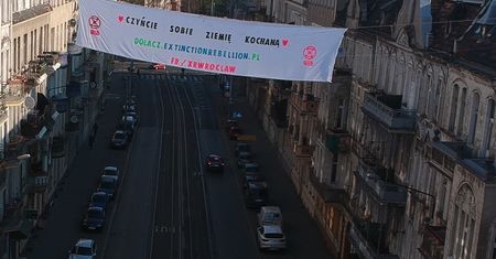 Wrocław. Dzień Ziemi. Czerwone wdowy na dachu budynków przy ul. Piastowskiej. Nawołują do walki o klimat