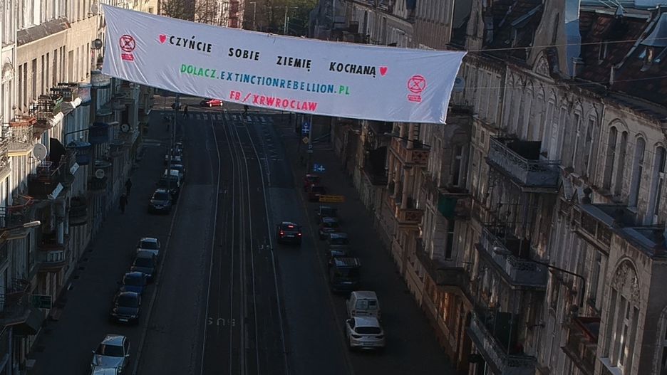 Wrocław. Dzień Ziemi. Baner wywieszony przez Extinction Rebellion