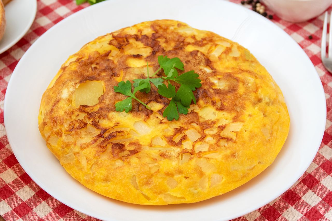 Omlet robię po hiszpańsku. Po takim śniadaniu nikt nie myśli o przekąskach